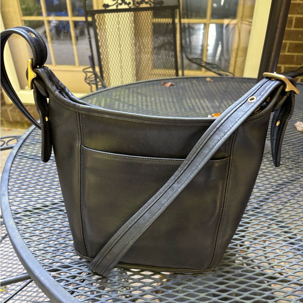 Vintage Authentic Coach 90's Legacy Slim Duffle Black Leather Shoulder Bag 9816